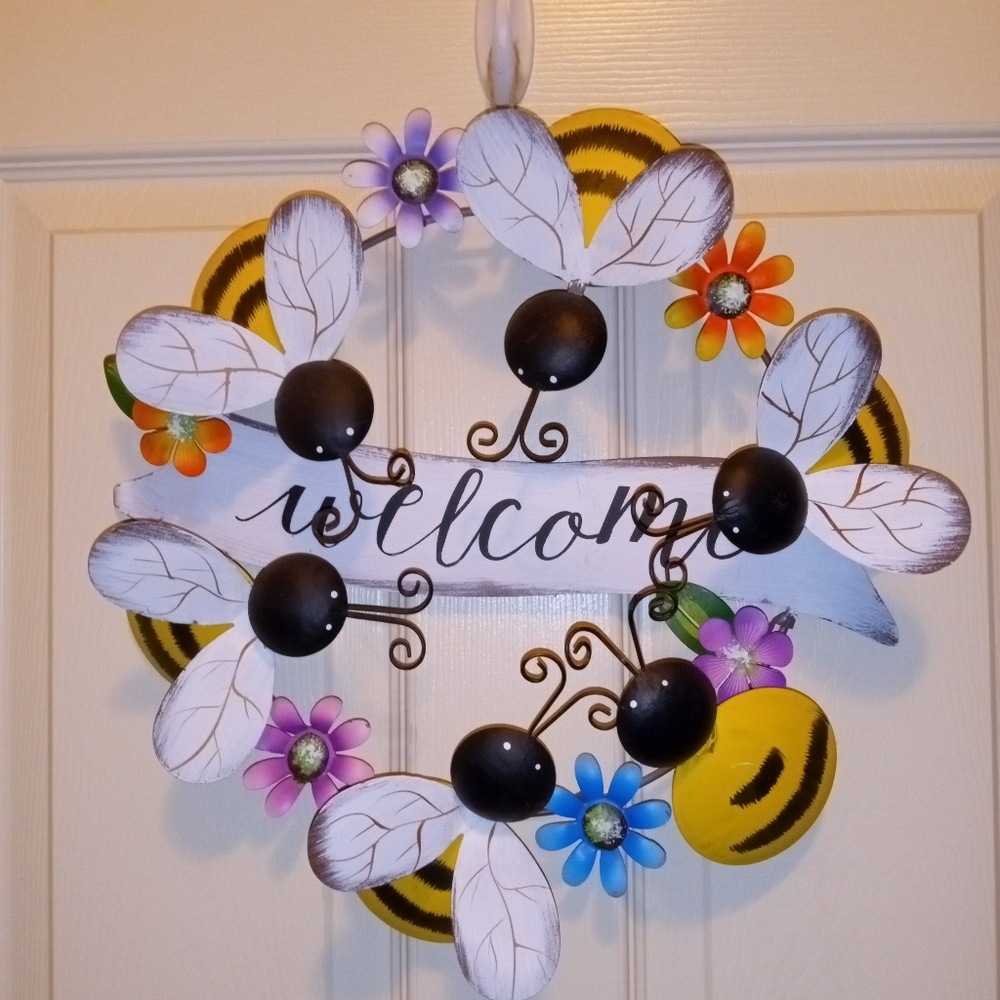 Welcome Hanging Wall Garden Yard Decor w Floating Bees